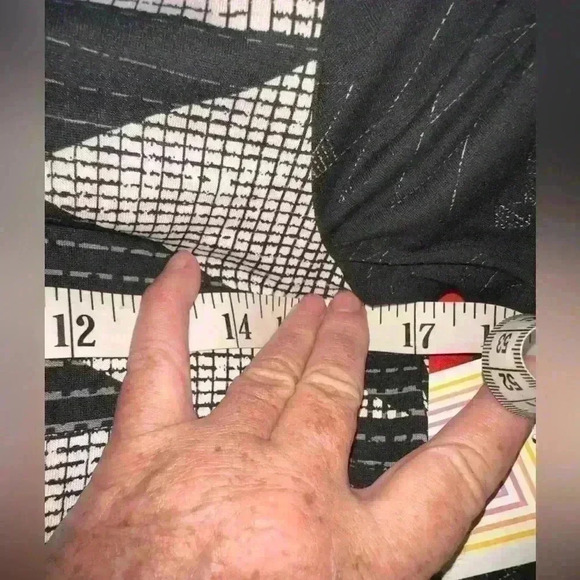 Lularoe XS black‎ & white geometric print long sleeve Lynnae top. NWT. Hi/lo hem - Picture 6 of 10